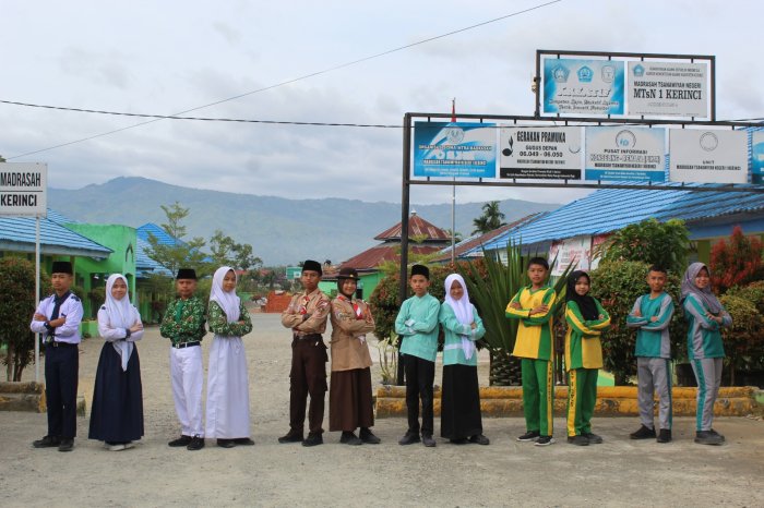 Bukan Sekadar Foto! Ini Alasan MTsN 1 Kerinci Rekam Penampilan Resmi Siswa