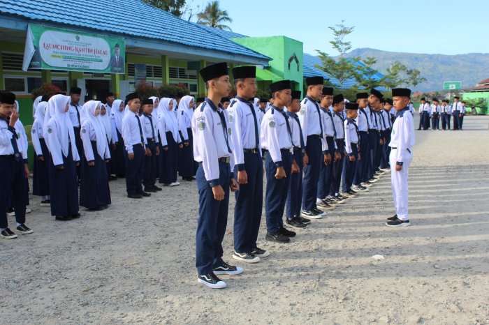 Perdana Jadi Petugas Upacara, Kelas 7C MTsN 1 Kerinci Tunjukkan Semangat Luar Biasa
