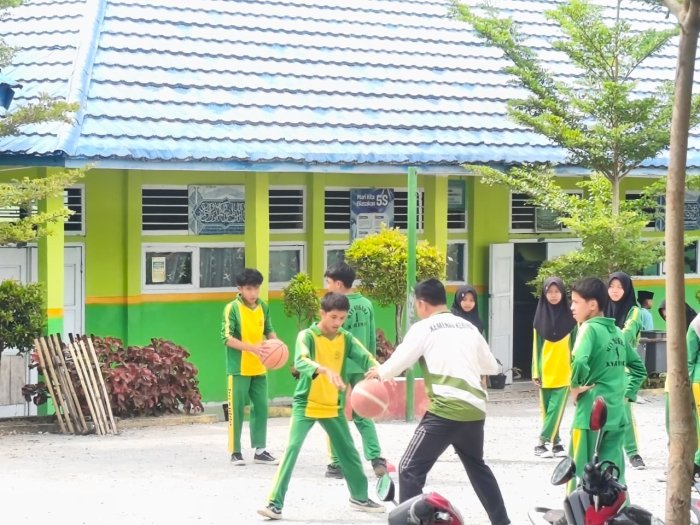 Tawa dan Semangat Pecah! Begini Serunya Pembelajaran Basket Kelas 9F Bersama Pak Nazirwan