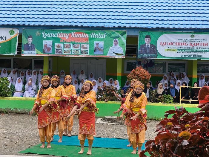 Kelas VIII MTsN 1 Kerinci Tampilkan Tari Asik Kerinci, Perpaduan Gerak, Irama, dan Semangat Daerah