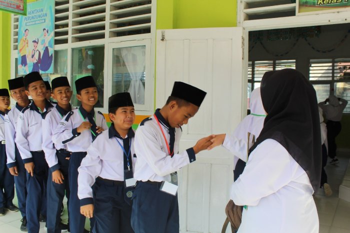 SISWA MTsN 1 KERINCI TERAPKAN 3S SEBELUM UJIAN SUMATIF TENGAH SEMESTER GANJIL