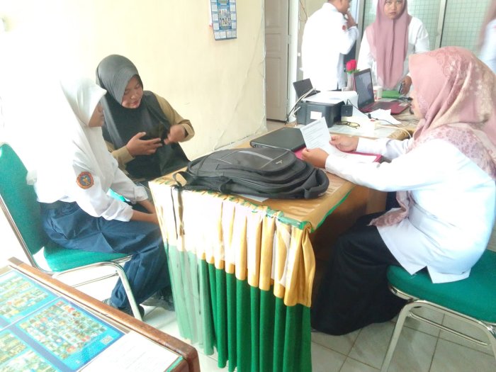 Pelayanan Ramah dan Profesional, Ibu Elvira Yusiana Layani Proses Pindah Siswa ke MTsN 1 Kerinci