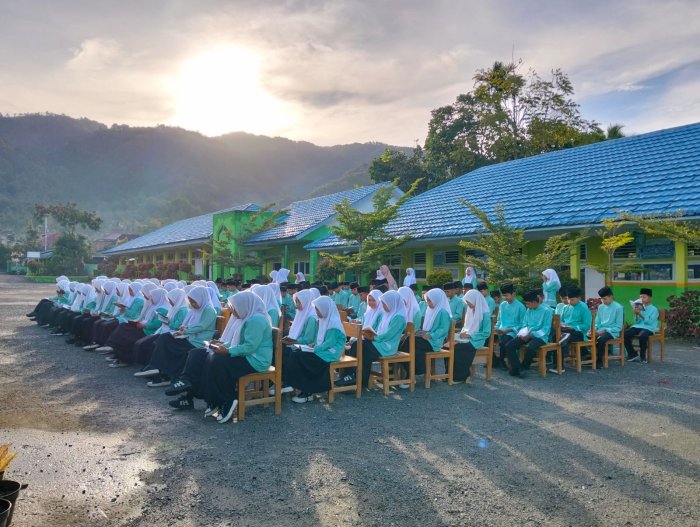 Sejuknya Pagi, Indahnya Lantunan Yasin: Kelas 7 E Sukses Jadi Petugas di MTsN 1 Kerinci Sejuknya Pagi, Indahnya Lantunan Yasin: Kelas 7 E Sukses Jadi Petugas di MTsN 1 Kerinci
