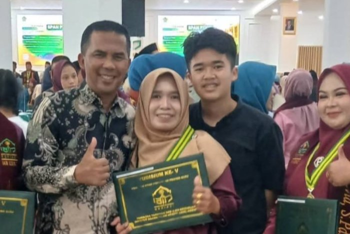 Tuntas Menyelesaikan Studi, MTsN 1 Kerinci Sampaikan Apresiasi kepada Ibu Epiwati