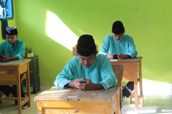 Menjelang Hari Terakhir Ujian, Siswa MTsN 1 Kerinci Tetap Fokus dan Tertib
