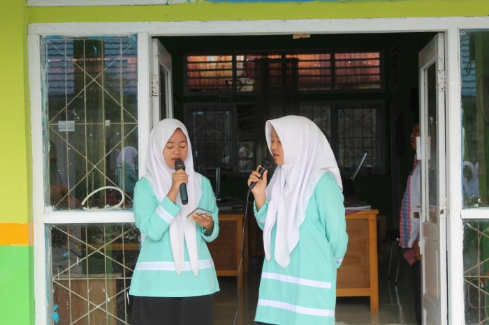 Kegiatan Yasinan Dilanjutkan dengan Nasyid oleh Nazia dan Asyira di Lapangan MTsN 1 Kerinci