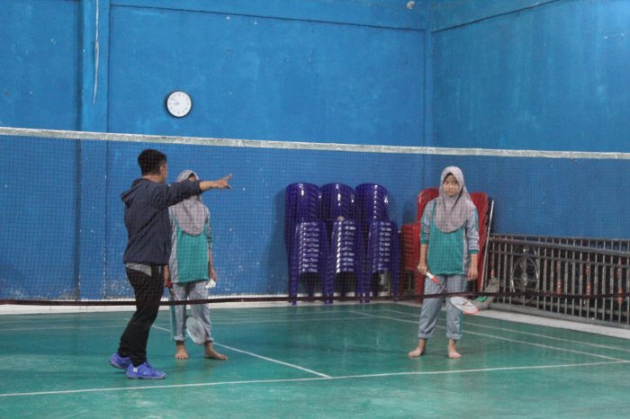 Kelas 7D MTsN 1 Kerinci Belajar Penjasorkes dengan Materi Modifikasi Badminton di Hall Kemantan Tinggi