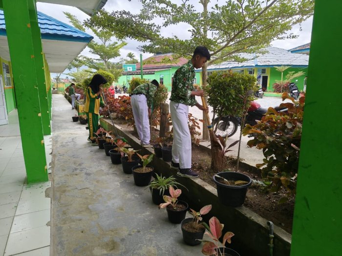 Kelas 8B MTsN 1 Kerinci Tunjukkan Kekompakan dalam Kegiatan Piket Harian