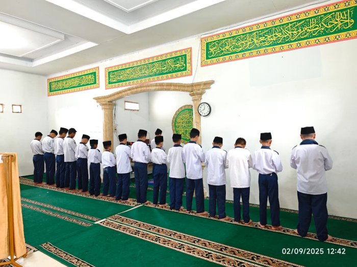 Siswa VII A dan IX E Latih Kepemimpinan Melalui Petugas Sholat Zuhur Berjamaah