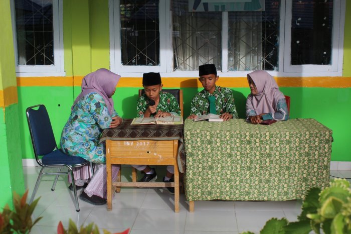 Tumbuhkan Semangat Qurani, Utusan Kelas 7 Pimpin Tadarus Pagi MTsN 1 Kerinci