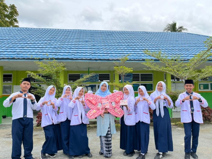 Anggota UKM Beri Kejutan untuk Pembina di Hari Guru