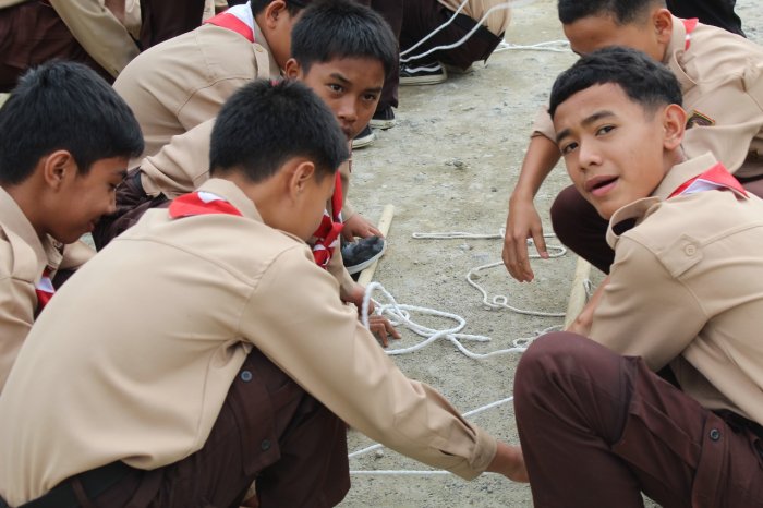 Latihan Semakin Terarah! Penegak dan Pembina Dampingi Penggalang MTsN 1 Kerinci Praktik Simpul dan Ikatan