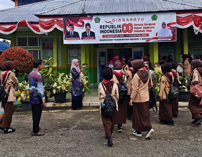 Disiplin ditingkatkan, Kamad tinjau langsung Sidak Atribut Siswa MTsN 1 Kerinci