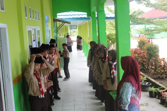 Siswa MTsN 1 Kerinci Tetap Berpakaian Rapi dan Lengkap Selama Mengikuti Ujian Akhir Semester