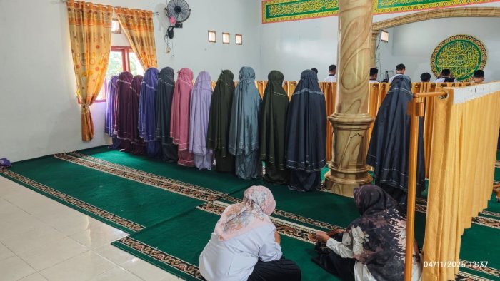 Kompak dan Khusyuk! Siswa 9A dan 7D Jalankan Shalat Dzuhur Berjamaah Sebagai Wujud Pembinaan Karakter Religius