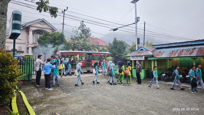 Tradisi Pagi yang Menginspirasi, Kepala MTsN 1 Kerinci Sambut Siswa dengan Senyum dan Salam