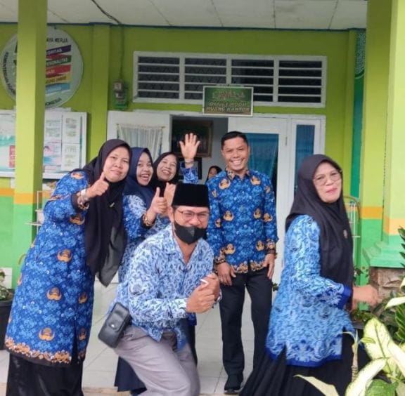 Sosok Bersahaja, Kinerja Luar Biasa: TU Senior Jadi Contoh di Sekolah