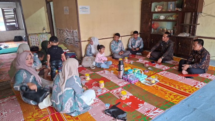 Wujud Kepedulian Keluarga Besar MTsN 1 Kerinci, Guru dan Staf Jenguk Orang Tua Weni Lesfiana, S.Pd yang Sedang Sakit Wujud Kepedulian Keluarga Besar MTsN 1 Kerinci, Guru dan Staf Jenguk Orang Tua Weni Lesfiana, S.Pd yang Sedang Sakit