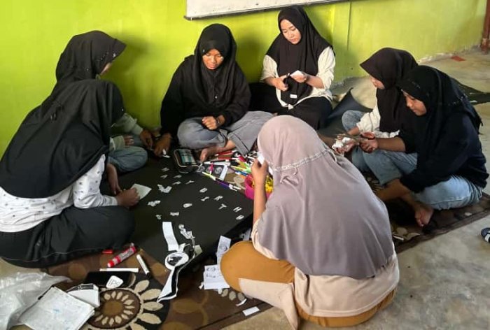 Kelas 9F MTsN 1 Kerinci Laksanakan Kegiatan Dekorasi Kelas Bersama Wali Kelas Ibu Zulfadanti, S.Sn