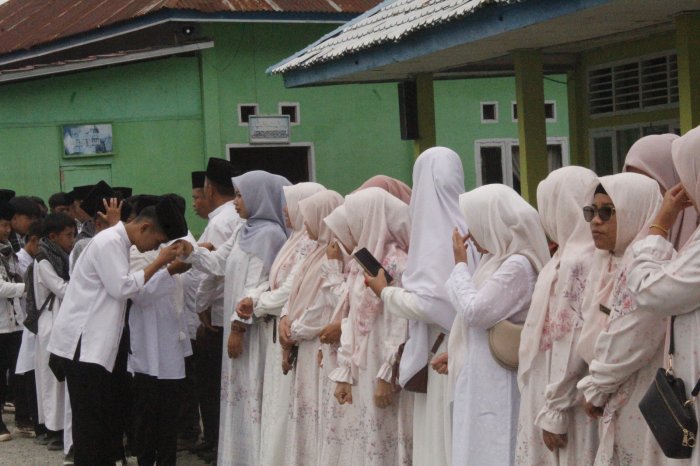 Penuh Keakraban, Keluarga Besar MTsN 1 Kerinci Gelar Kegiatan Salam-Salaman