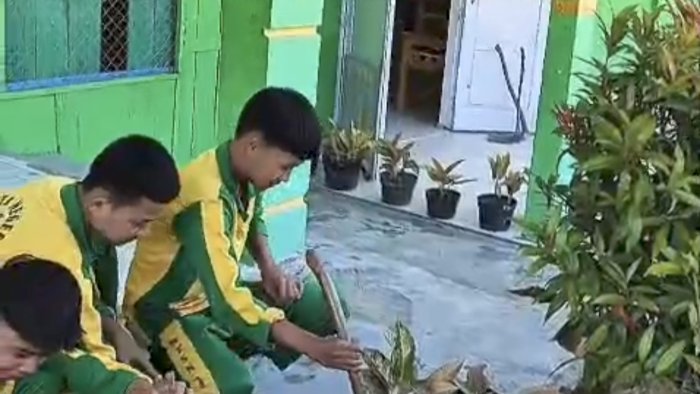 Ciptakan Lingkungan Bersih dan Nyaman, MTsN 1 Kerinci Gelar Goro Jelang Ujian Semester Genap Ciptakan Lingkungan Bersih dan Nyaman, MTsN 1 Kerinci Gelar Goro Jelang Ujian Semester Genap
