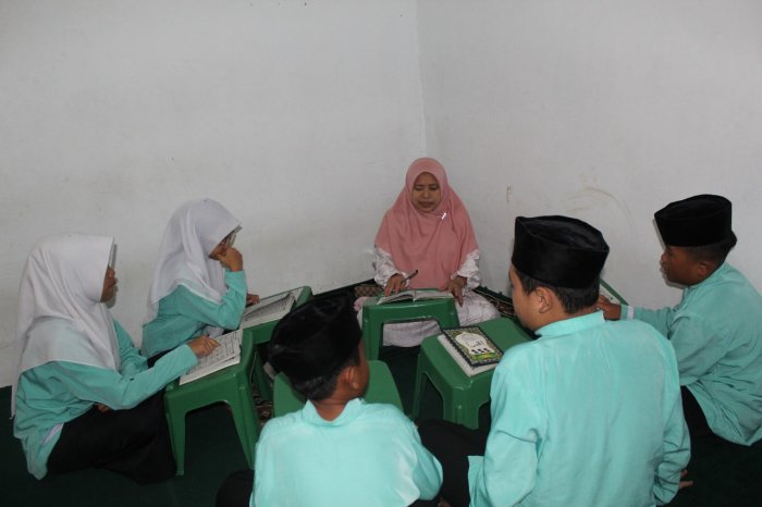 Bimbing dengan Penuh Kesabaran, Ibu Widiastuti, S.Ag Berhasil Tingkatkan Hafalan Tahfidz Siswa