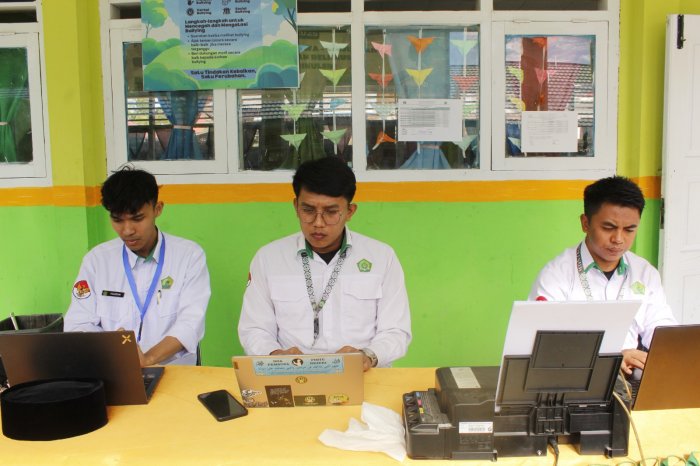 Operator Ujian Siaga Penuh Dampingi Panitia Ujian dan Siswa Selama Pelaksanaan Tes