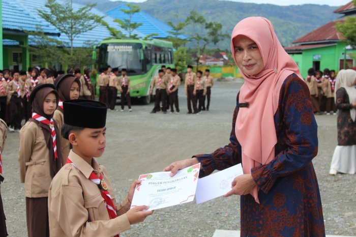 MTsN 1 Kerinci Serahkan Piagam Penghargaan kepada Fathan Aprilio Peraih Juara 3 Kejuaraan Nasional Pencak Silat