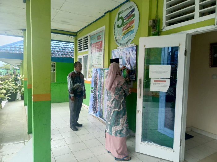 Pemasangan Spanduk Zona Integritas di MTsN 1 Kerinci
