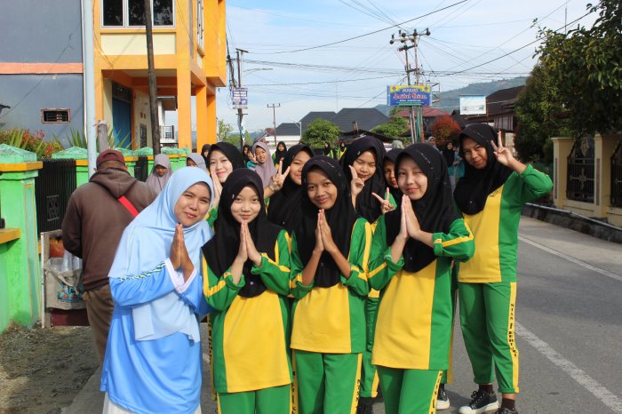 Keceriaan Terpancar dalam Kegiatan Jalan Santai MTsN 1 Kerinci