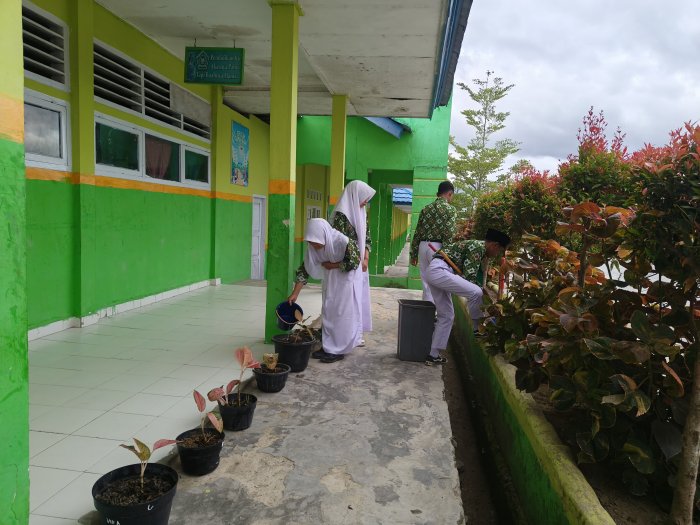 🌅 Tumbuhkan Rasa Tanggung Jawab, Siswa Kelas 8A Laksanakan Piket Pagi dengan Semangat