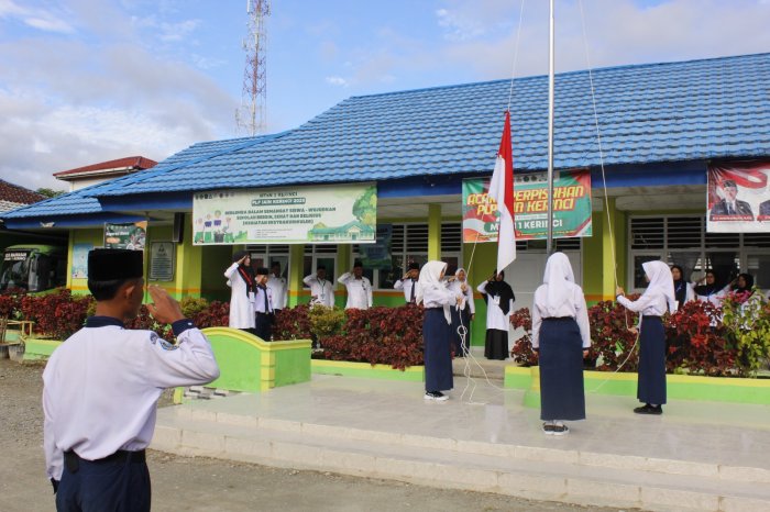 Teladan Siswa Terlihat Jelas, OSIM Pimpin Upacara dengan Penuh Tanggung Jawab