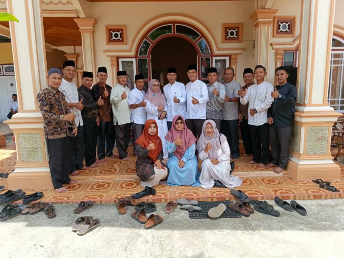 Ada Apa di Balik Kunjungan Keluarga Besar MTsN 1 Kerinci ke Rumah Pengawas Madrasah Ini?