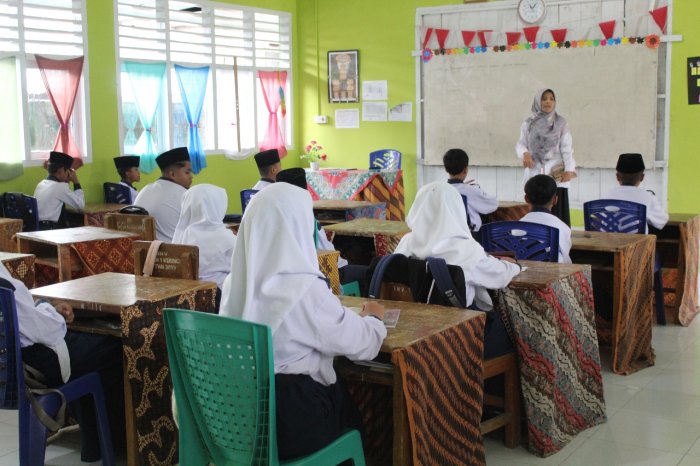 Ibu Deslinar, S.Pd Dorong Siswa 7C Kuasai Bahasa Indonesia yang Baik dan Benar