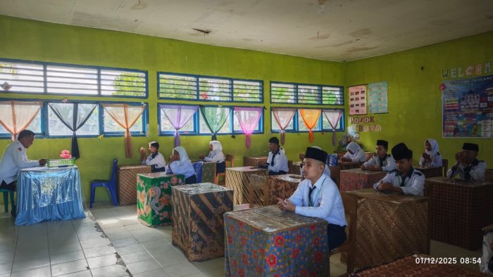 Suasana Ruang Kelas pada Pelaksanaan Asesmen Sumatif Akhir Semester Ganjil  Hari Pertama di MTsN 1 Kerinci