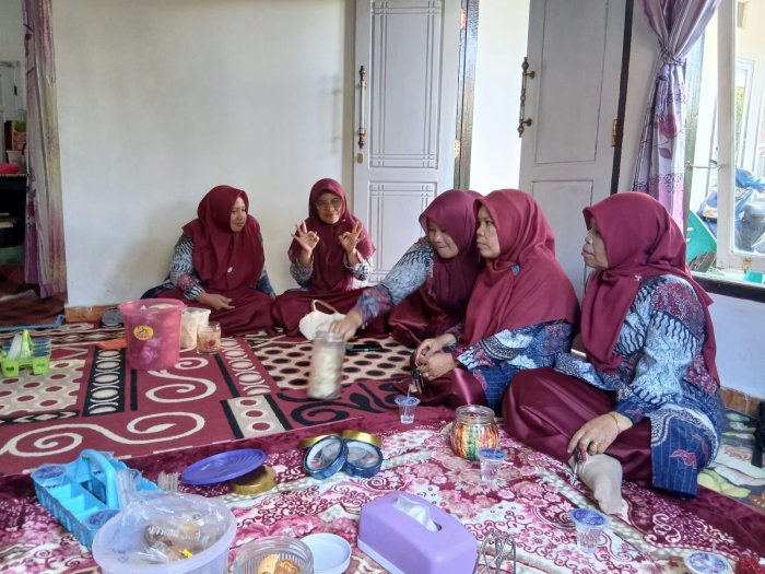 PTK MTsN 1 kerinci Bersatu dalam Kepedulian, Jenguk Anak Rekan yang Sedang Sakit