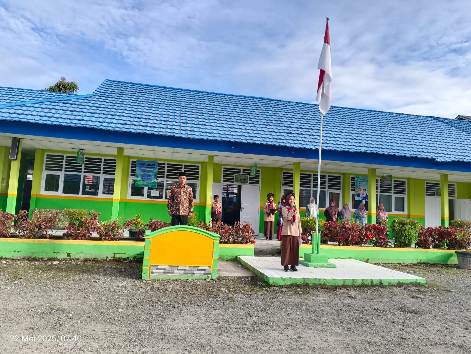 Amira Dwi Anggraini Sampaikan Kultum Inspiratif di Apel Disiplin