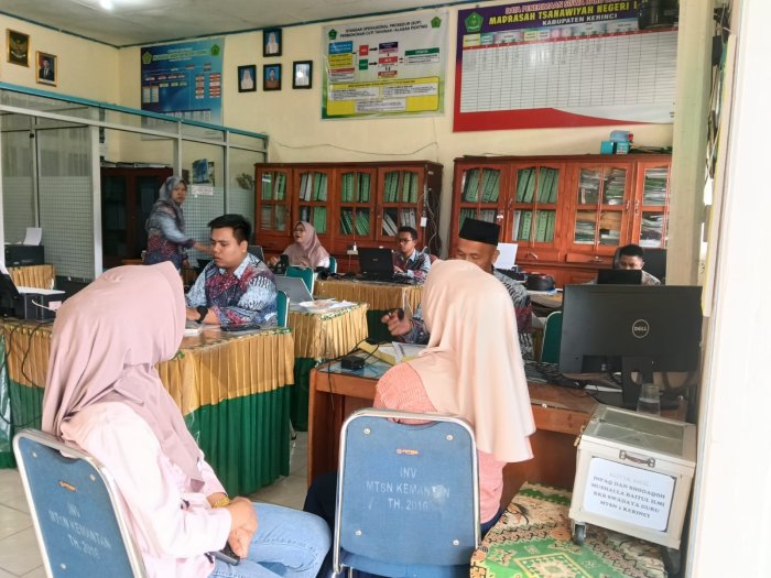 Pelayanan Tata Usaha MTsN 1 Kerinci Terus Tingkatkan Layanan Prima