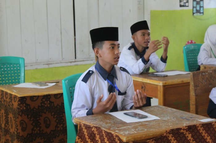 Suasana Kondusif Warnai Hari Pertama Tes Sumatif Akhir Semester di MTsN 1 Kerinci Suasana Kondusif Warnai Hari Pertama Tes Sumatif Akhir Semester di MTsN 1 Kerinci