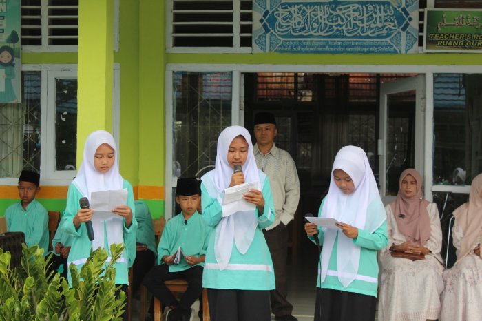 Tiga Bahasa, Satu Semangat! Kelas VII B MTsN 1 Kerinci Tampil di Lomba Kultum Usai Yasinan dan Asmaul Husna