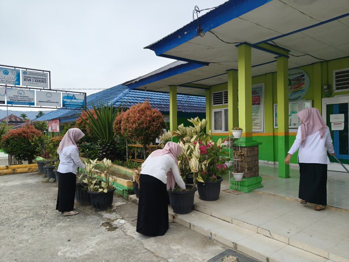 Semangat Gotong Royong! mahasiswa PLP ,Pegawai dan Kepala Madrasah MTsN 1 Kerinci Bersihkan Halaman Depan Ruangan