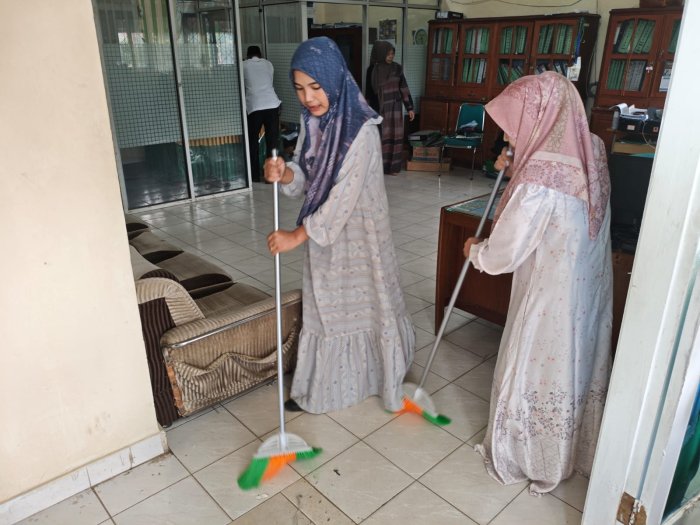 Jumat Bersih di MTsN 1 Kerinci, Ruang Tata Usaha Ikut Disasar Jumat Bersih di MTsN 1 Kerinci, Ruang Tata Usaha Ikut Disasar