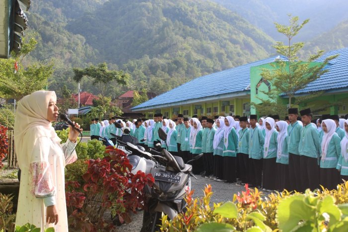 Tertib dan Siap Ujian: Siswa MTsN 1 Kerinci Dengarkan Pengarahan Guru di Halaman Madrasah