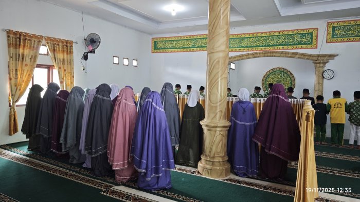 Wujudkan Sekolah Religius, MTsN 1 Kerinci Adakan Salat Berjamaah Bersama Kelas 9B dan 8B