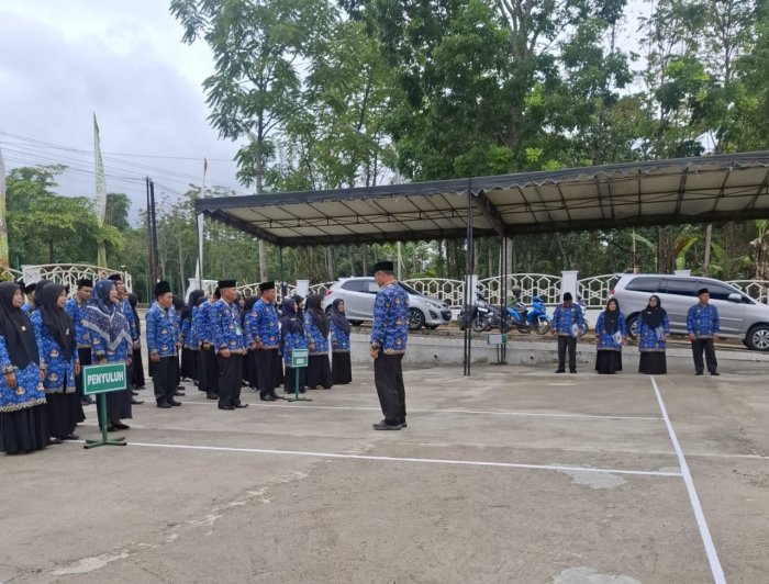 Kamad MTsN 1 Kerinci Ikuti Upacara Hari Kesadaran Nasional di Lapangan PLHUT Kemenag Kabupaten Kerinci