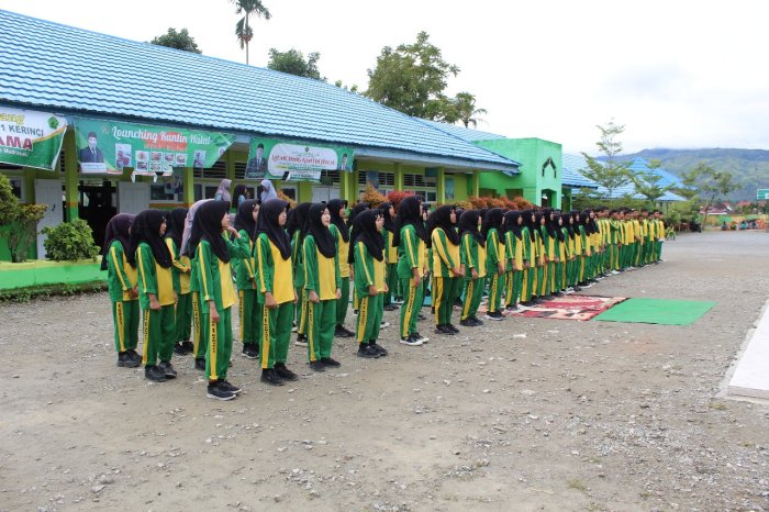 Melodi Dedikasi: Kelas 9 MTsN 1 Kerinci Latihan Paduan Suara Sambut Hari Guru