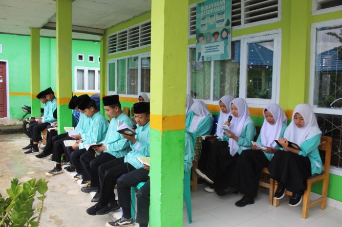 Rintik Hujan, Hati Tetap Tenang: Yasinan dan Asmaul Husna Berjalan Khidmat