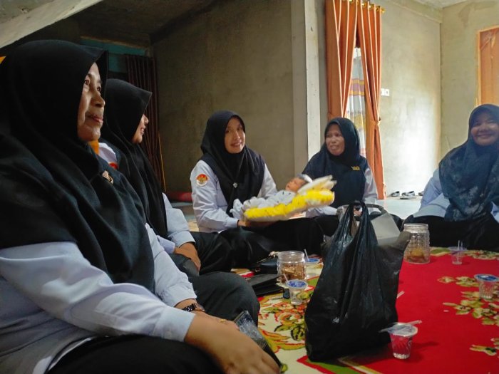 Kunjungan Sosial PTK MTsN 1 Kerinci ke Rumah Guru yang Baru Melahirkan