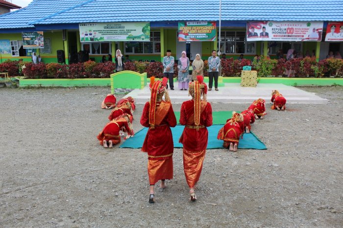 Tari Persembahan Meriahkan Acara Perpisahan PLP IAIN Kerinci di MTsN 1 Kerinci