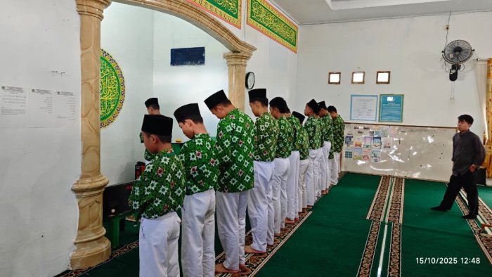 Menebar Cahaya Iman: Siswa 8D dan 9E MTsN 1 Kerinci Laksanakan Salat Zuhur Berjamaah dengan Khusyuk